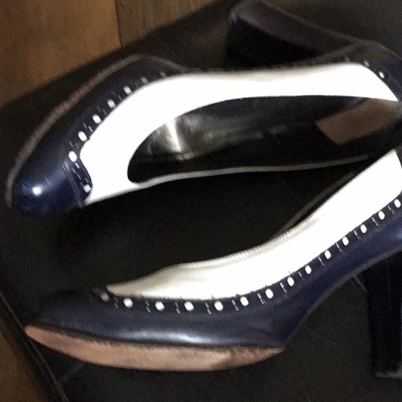 Preloved  Vintage Classic 80s Navy White 2 tone s HEEL pumps - Picture 3 of 3